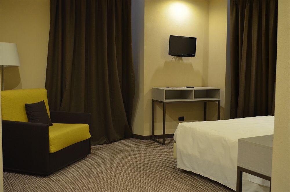 Hotel Tripoli เดเซนซาโนเดลการ์ดา ภายนอก รูปภาพ