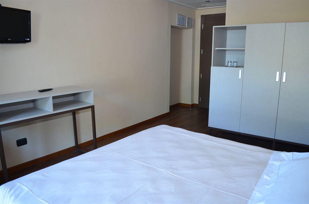 Hotel Tripoli เดเซนซาโนเดลการ์ดา ภายนอก รูปภาพ