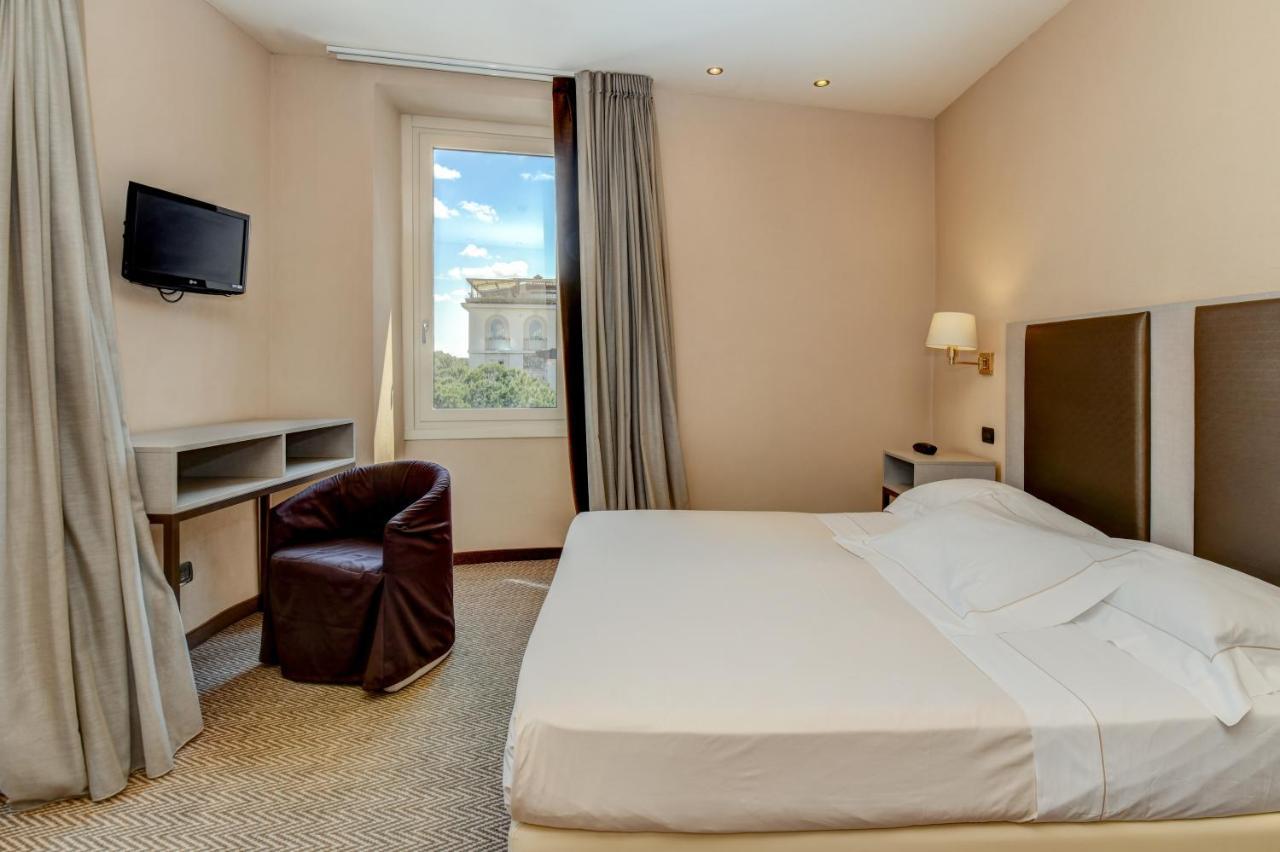 Hotel Tripoli เดเซนซาโนเดลการ์ดา ภายนอก รูปภาพ