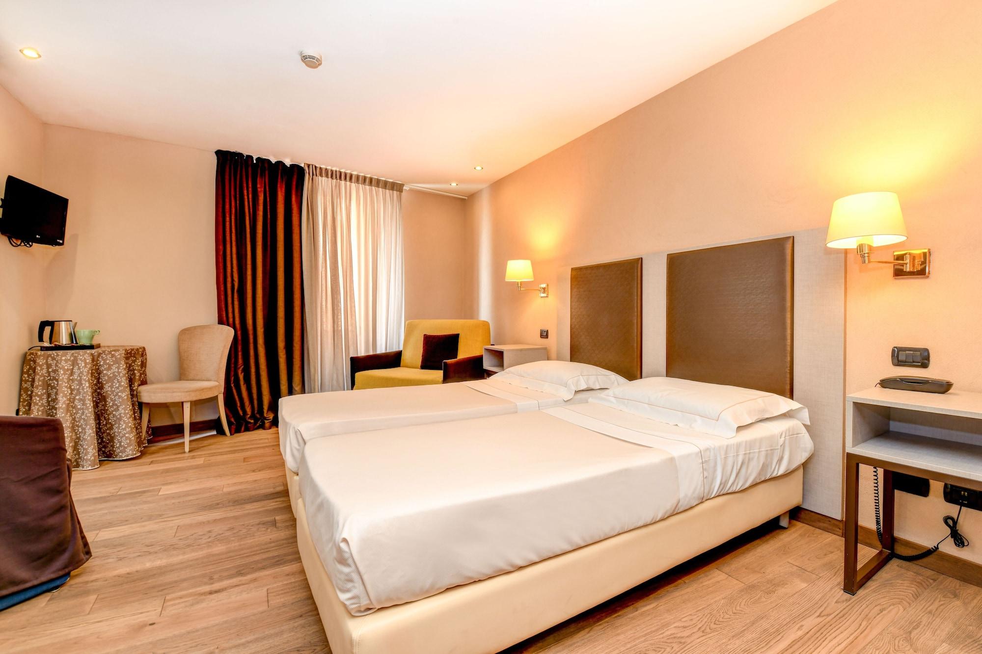 Hotel Tripoli เดเซนซาโนเดลการ์ดา ภายนอก รูปภาพ