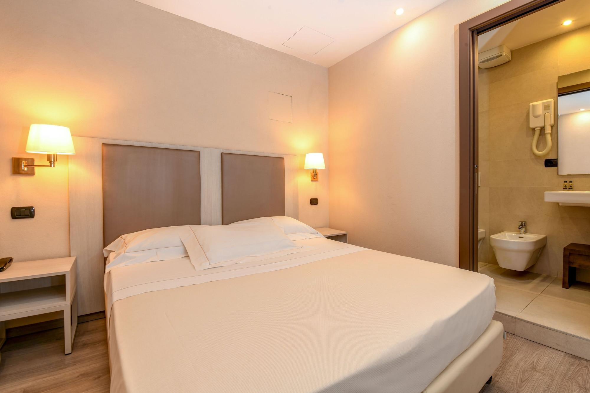 Hotel Tripoli เดเซนซาโนเดลการ์ดา ภายนอก รูปภาพ