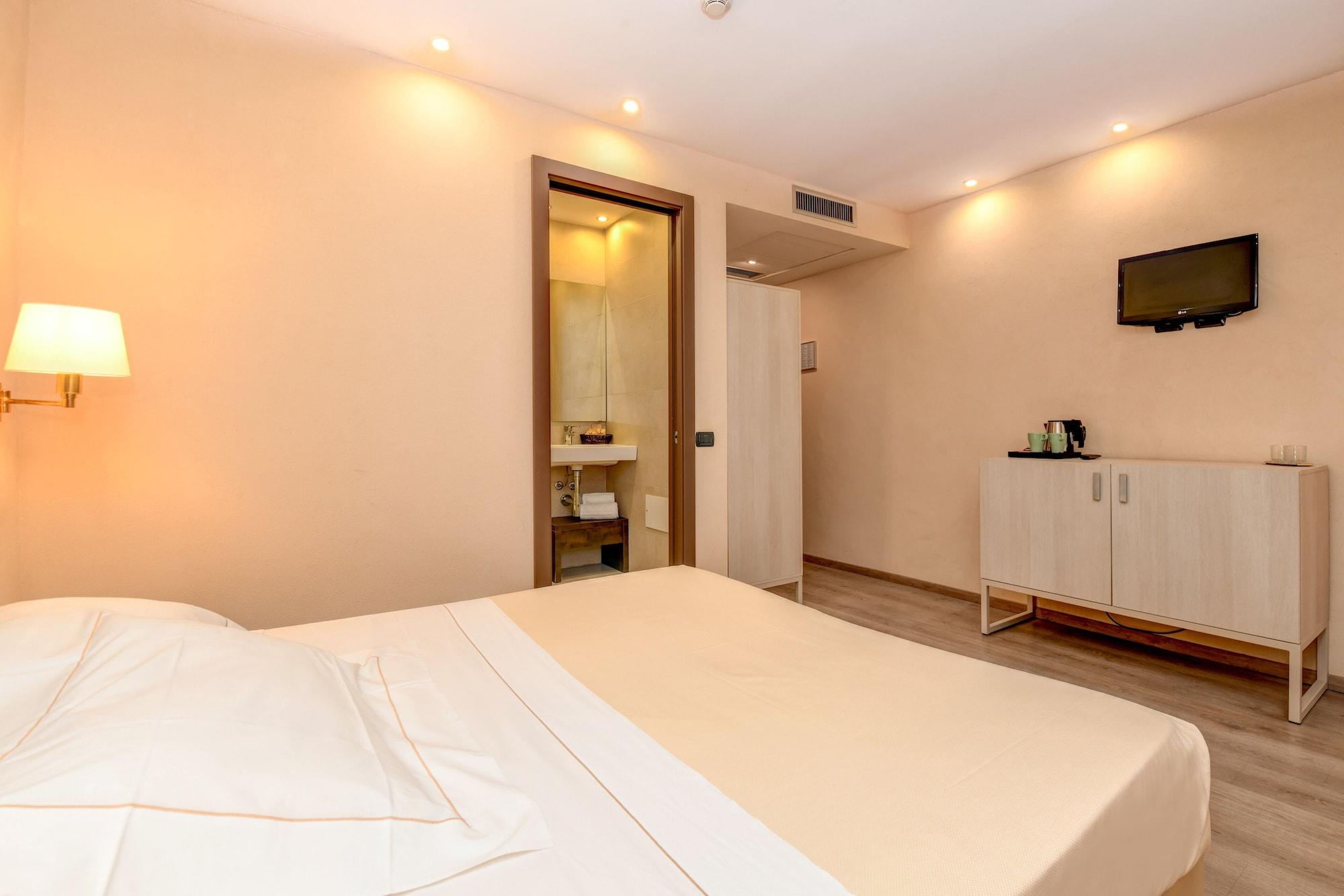 Hotel Tripoli เดเซนซาโนเดลการ์ดา ภายนอก รูปภาพ
