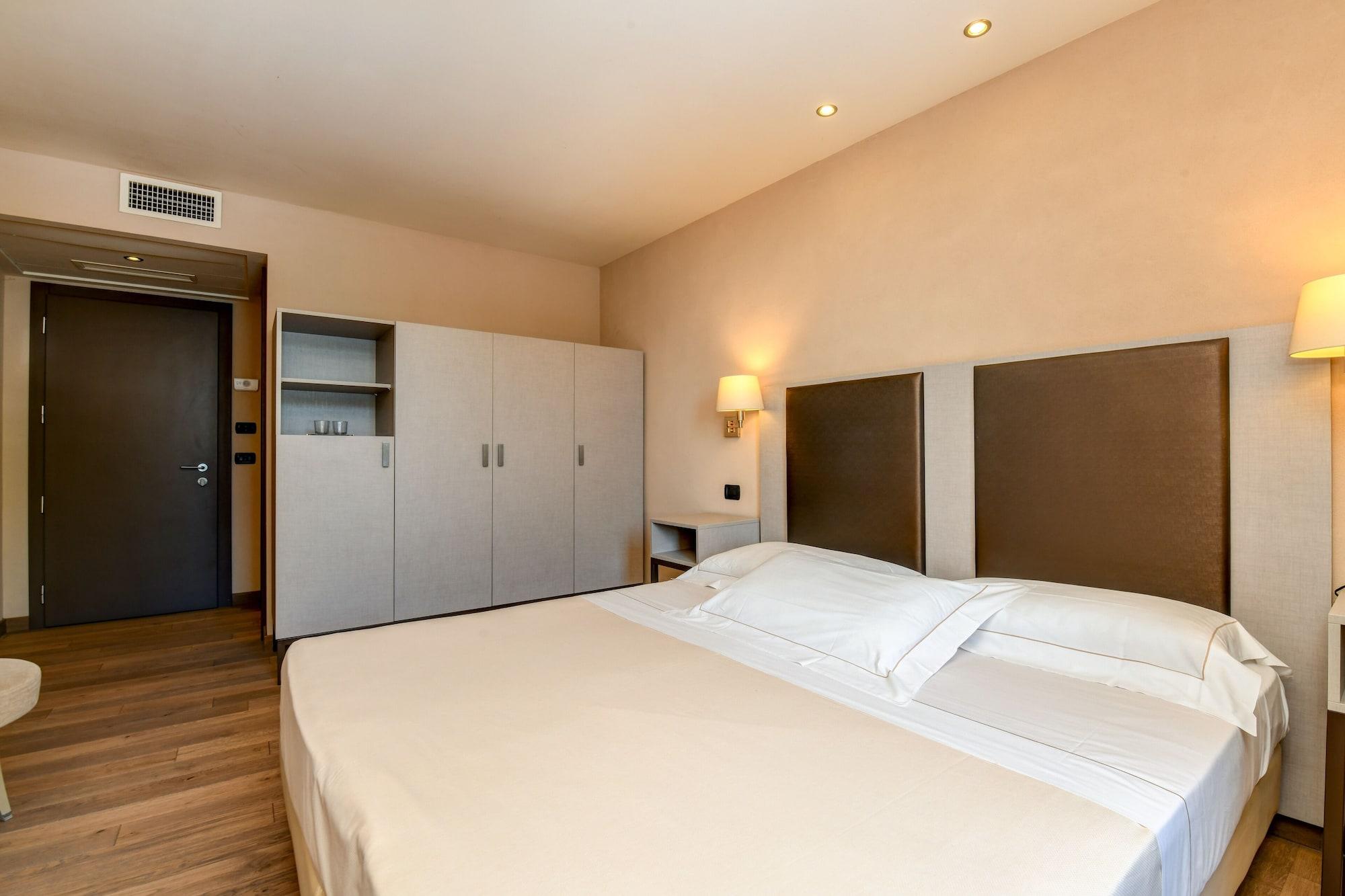 Hotel Tripoli เดเซนซาโนเดลการ์ดา ภายนอก รูปภาพ