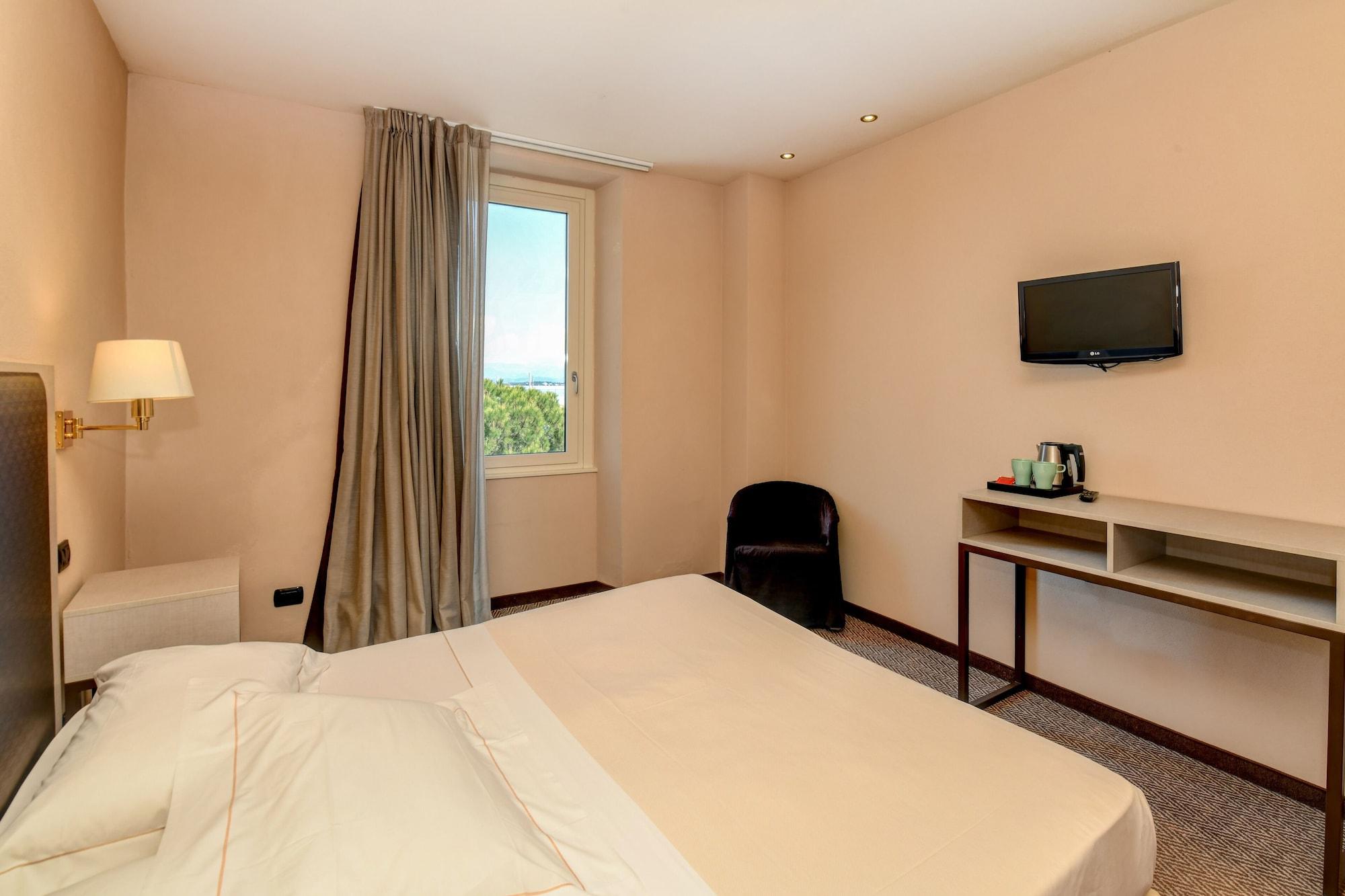 Hotel Tripoli เดเซนซาโนเดลการ์ดา ภายนอก รูปภาพ