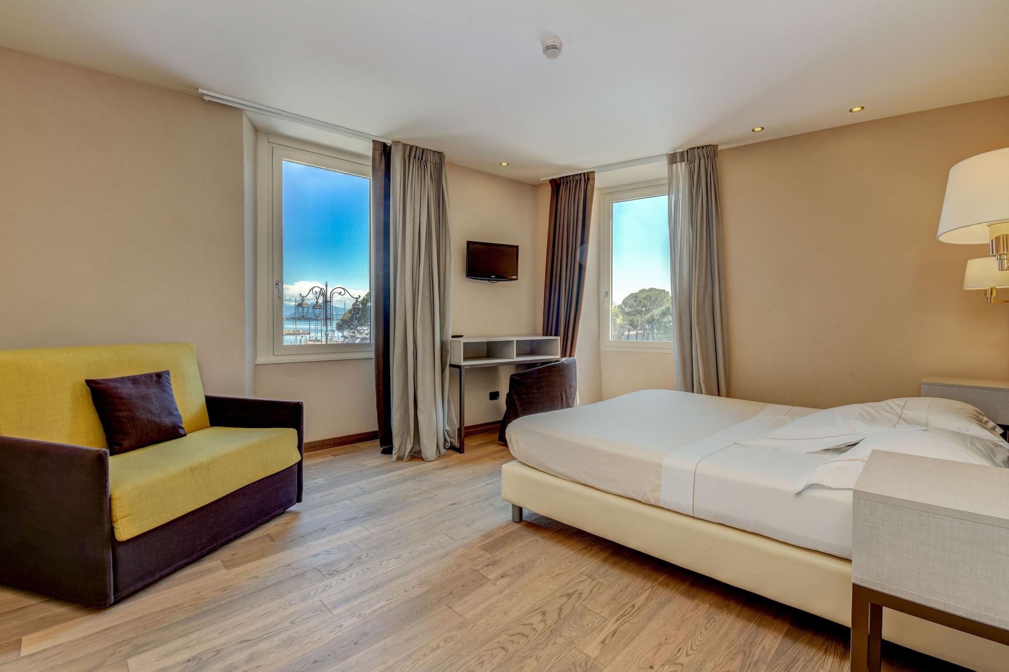 Hotel Tripoli เดเซนซาโนเดลการ์ดา ภายนอก รูปภาพ