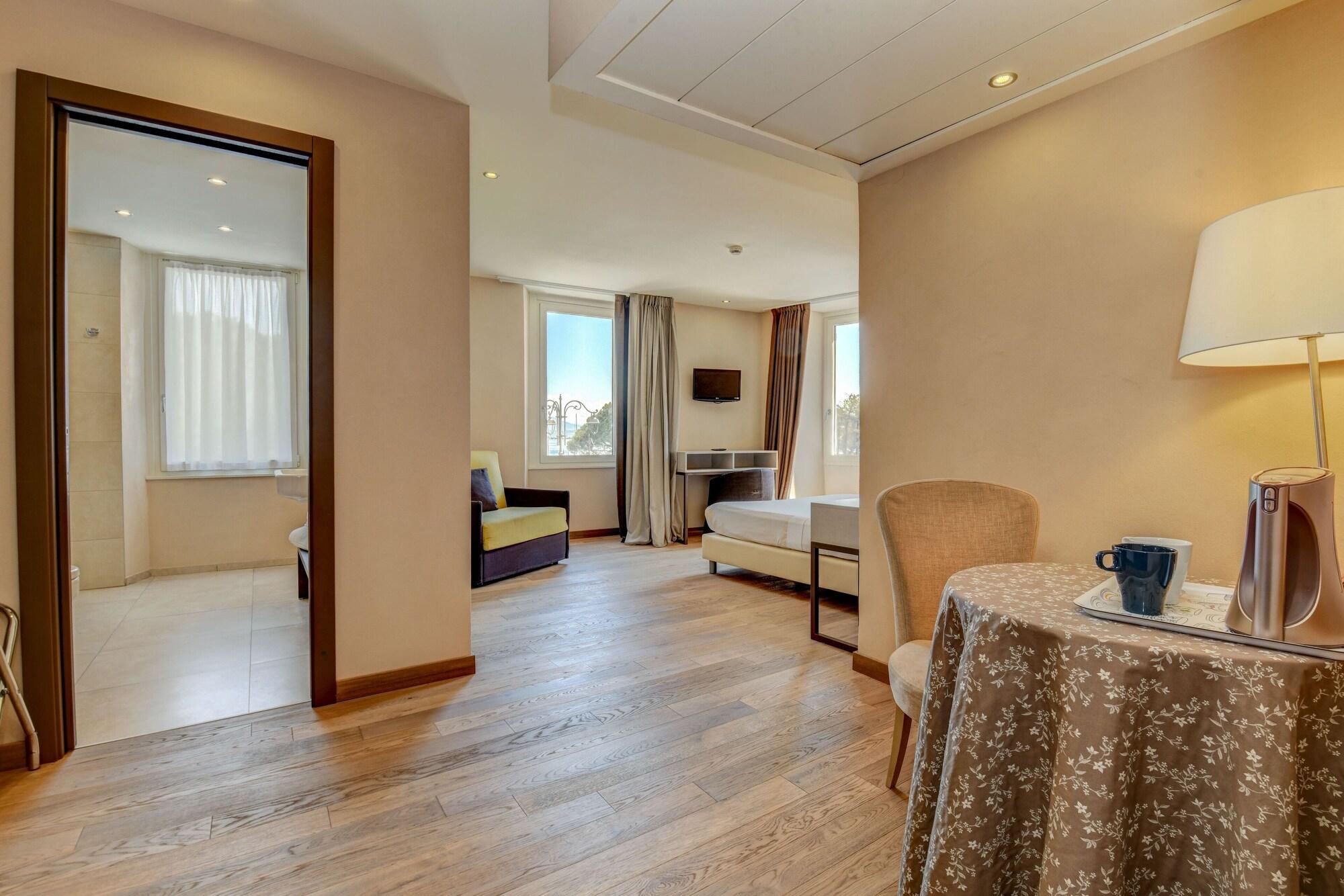 Hotel Tripoli เดเซนซาโนเดลการ์ดา ภายนอก รูปภาพ
