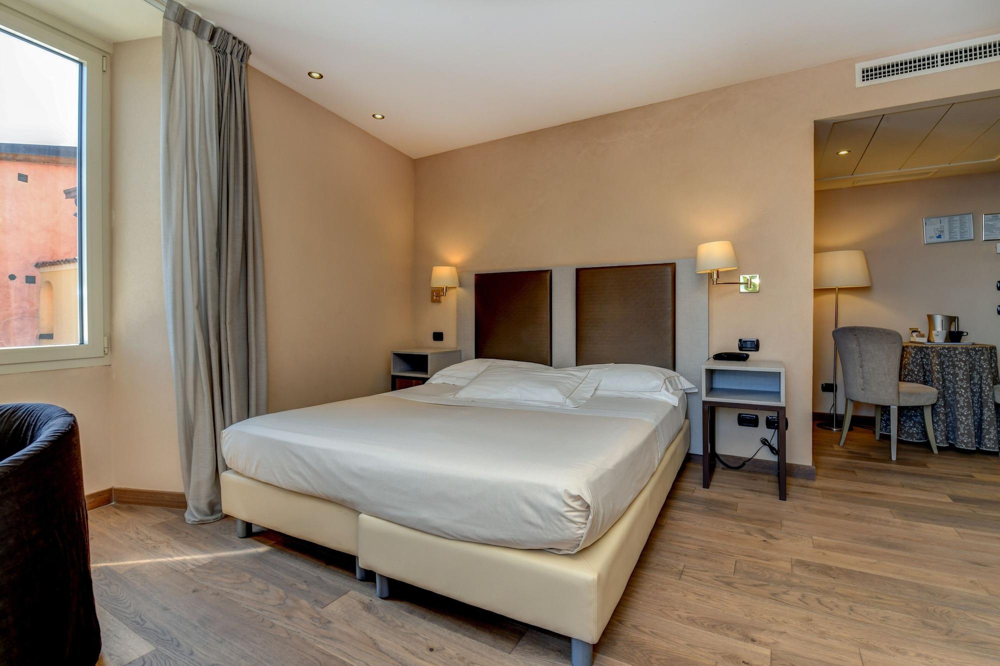 Hotel Tripoli เดเซนซาโนเดลการ์ดา ภายนอก รูปภาพ