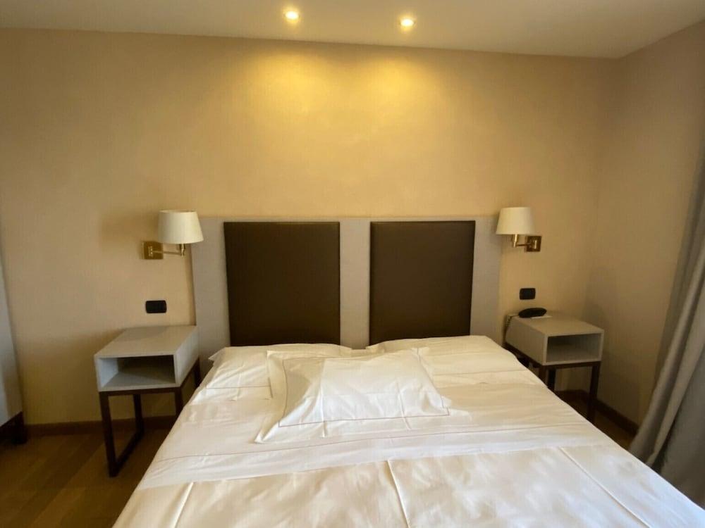 Hotel Tripoli เดเซนซาโนเดลการ์ดา ภายนอก รูปภาพ