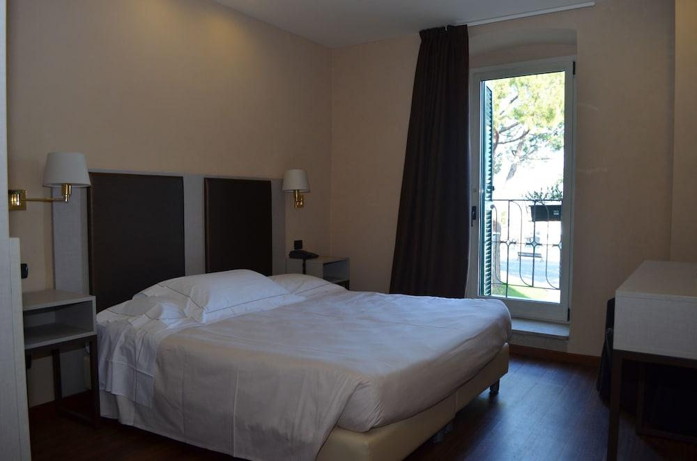 Hotel Tripoli เดเซนซาโนเดลการ์ดา ภายนอก รูปภาพ