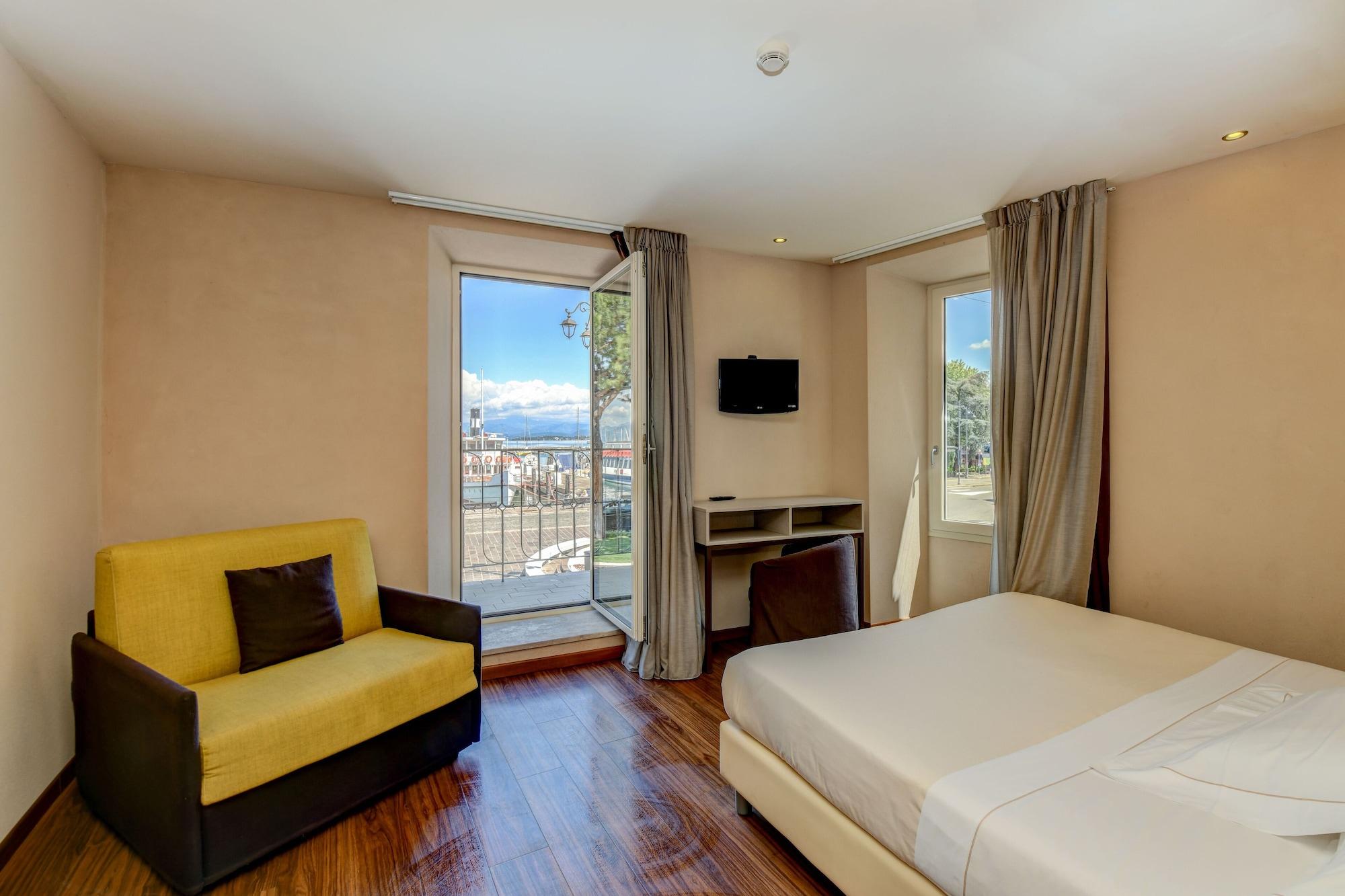 Hotel Tripoli เดเซนซาโนเดลการ์ดา ภายนอก รูปภาพ