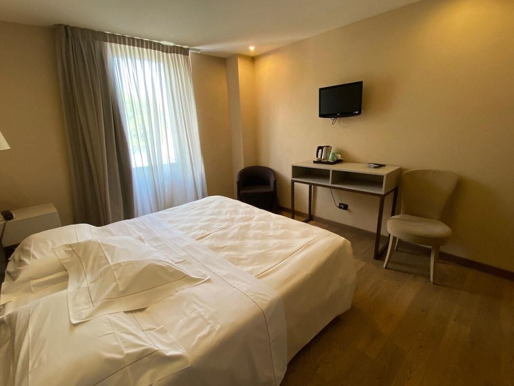 Hotel Tripoli เดเซนซาโนเดลการ์ดา ภายนอก รูปภาพ