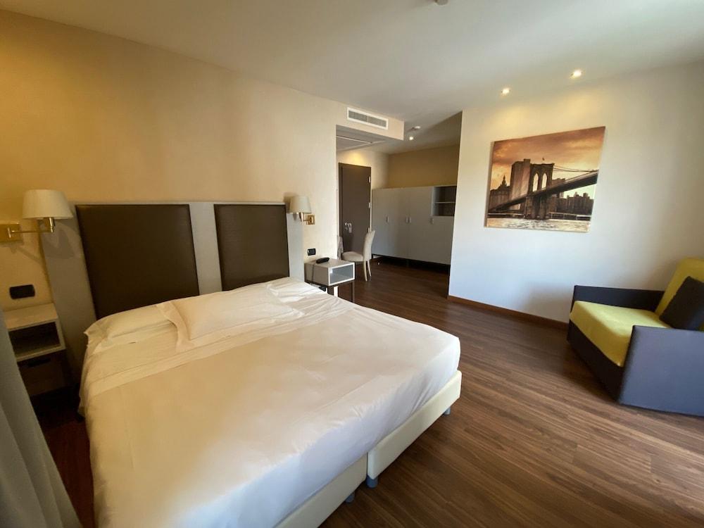 Hotel Tripoli เดเซนซาโนเดลการ์ดา ภายนอก รูปภาพ