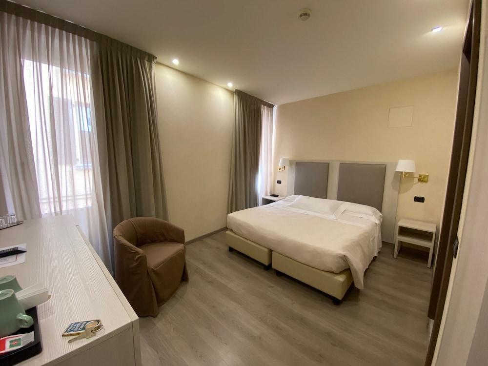 Hotel Tripoli เดเซนซาโนเดลการ์ดา ภายนอก รูปภาพ
