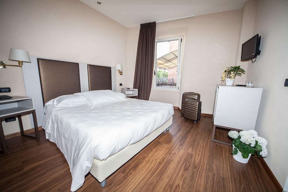 Hotel Tripoli เดเซนซาโนเดลการ์ดา ภายนอก รูปภาพ