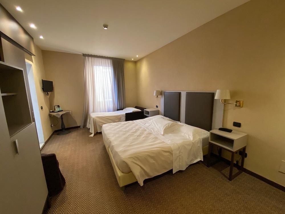 Hotel Tripoli เดเซนซาโนเดลการ์ดา ภายนอก รูปภาพ