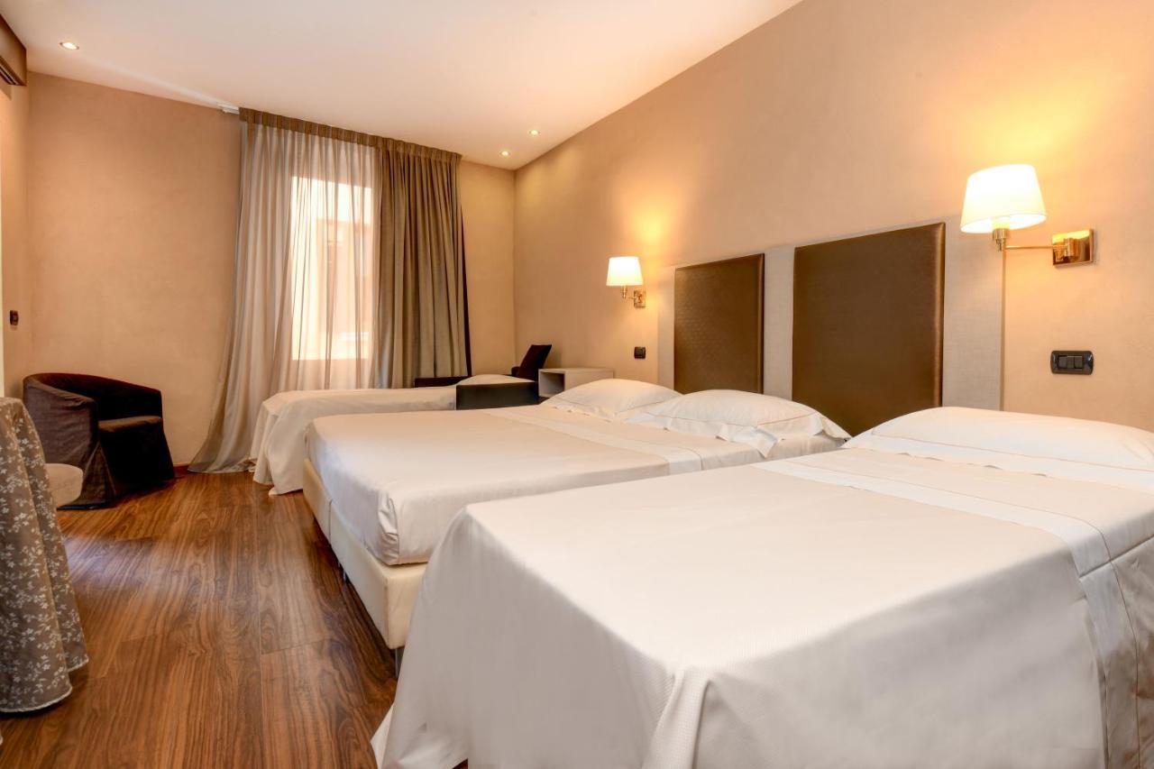 Hotel Tripoli เดเซนซาโนเดลการ์ดา ภายนอก รูปภาพ