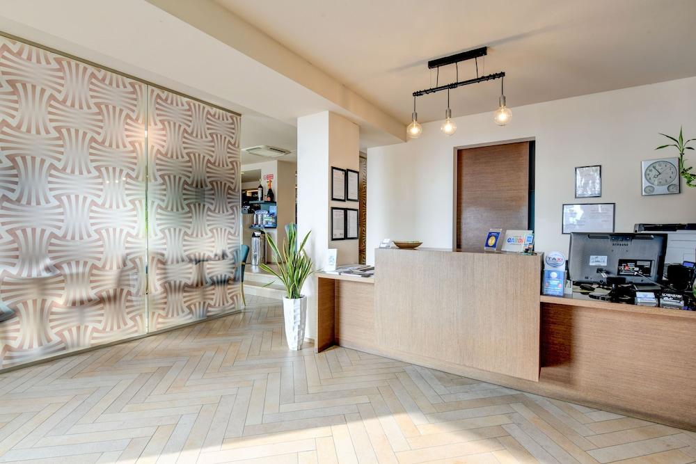 Hotel Tripoli เดเซนซาโนเดลการ์ดา ภายนอก รูปภาพ