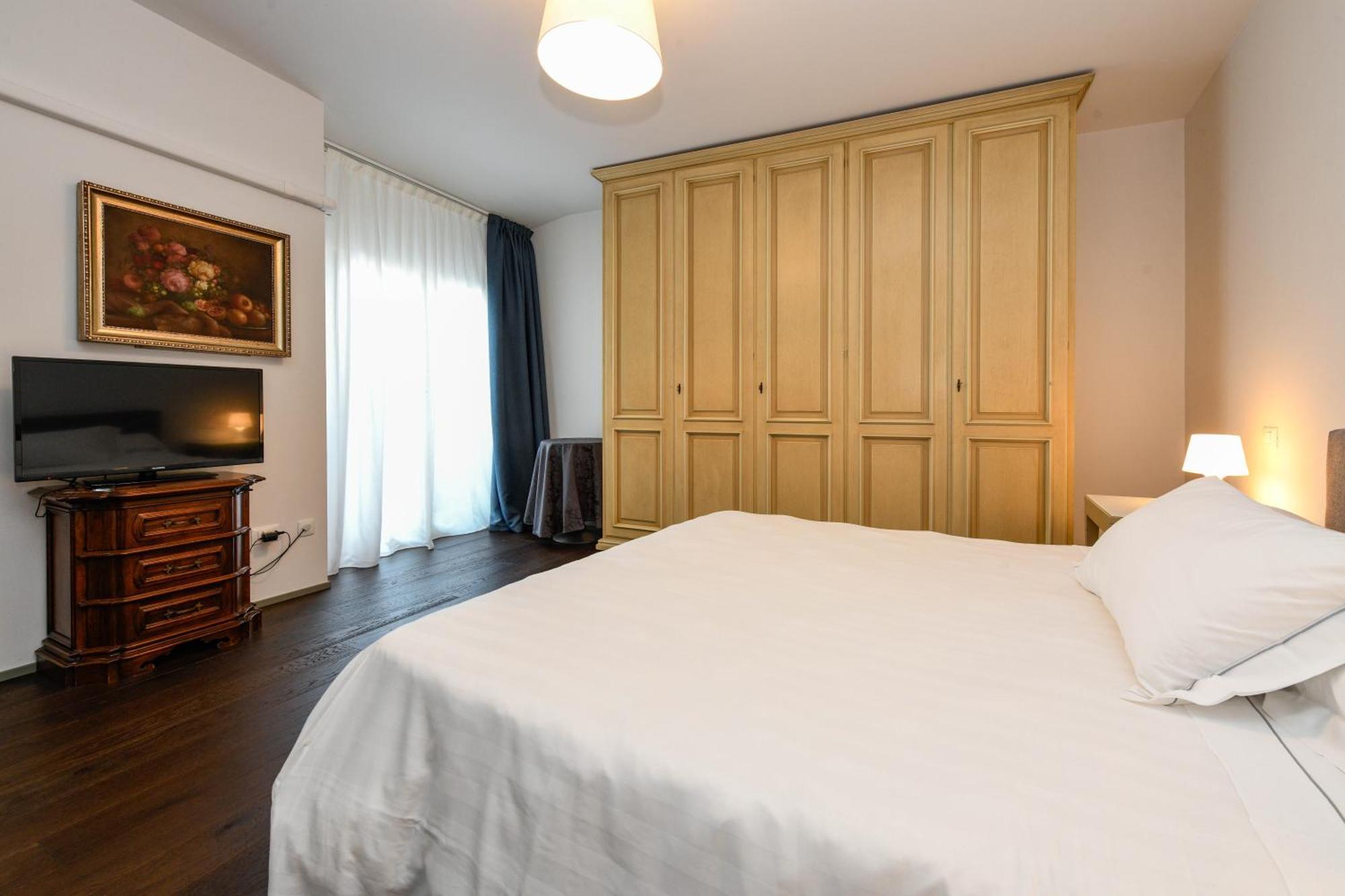 Hotel Tripoli เดเซนซาโนเดลการ์ดา ภายนอก รูปภาพ
