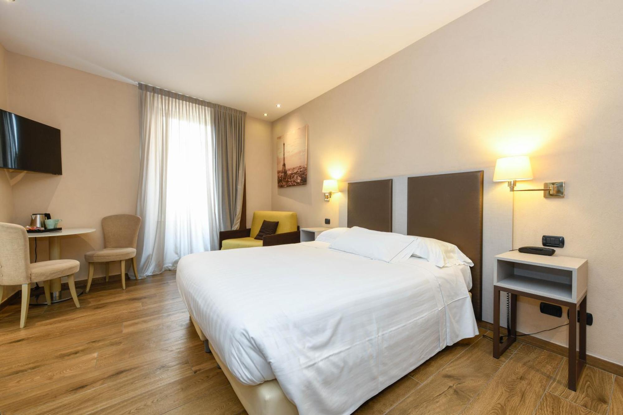 Hotel Tripoli เดเซนซาโนเดลการ์ดา ภายนอก รูปภาพ