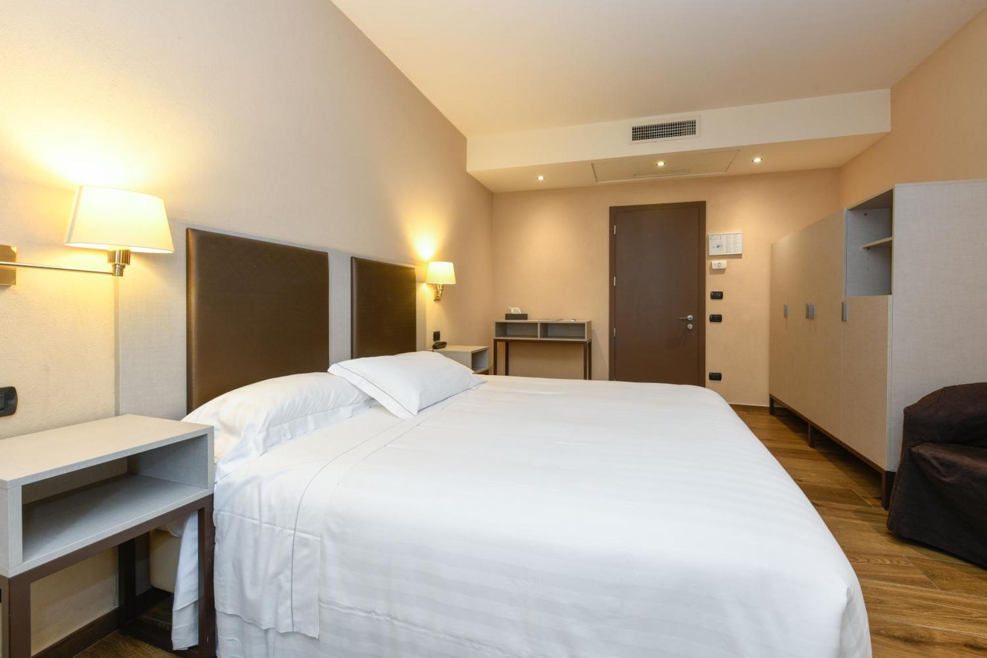 Hotel Tripoli เดเซนซาโนเดลการ์ดา ภายนอก รูปภาพ