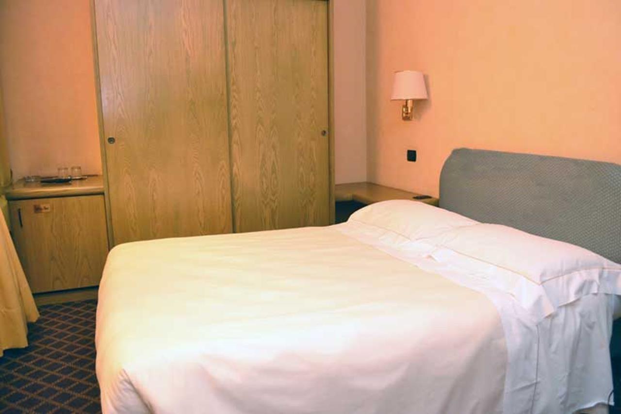Hotel Tripoli เดเซนซาโนเดลการ์ดา ภายนอก รูปภาพ
