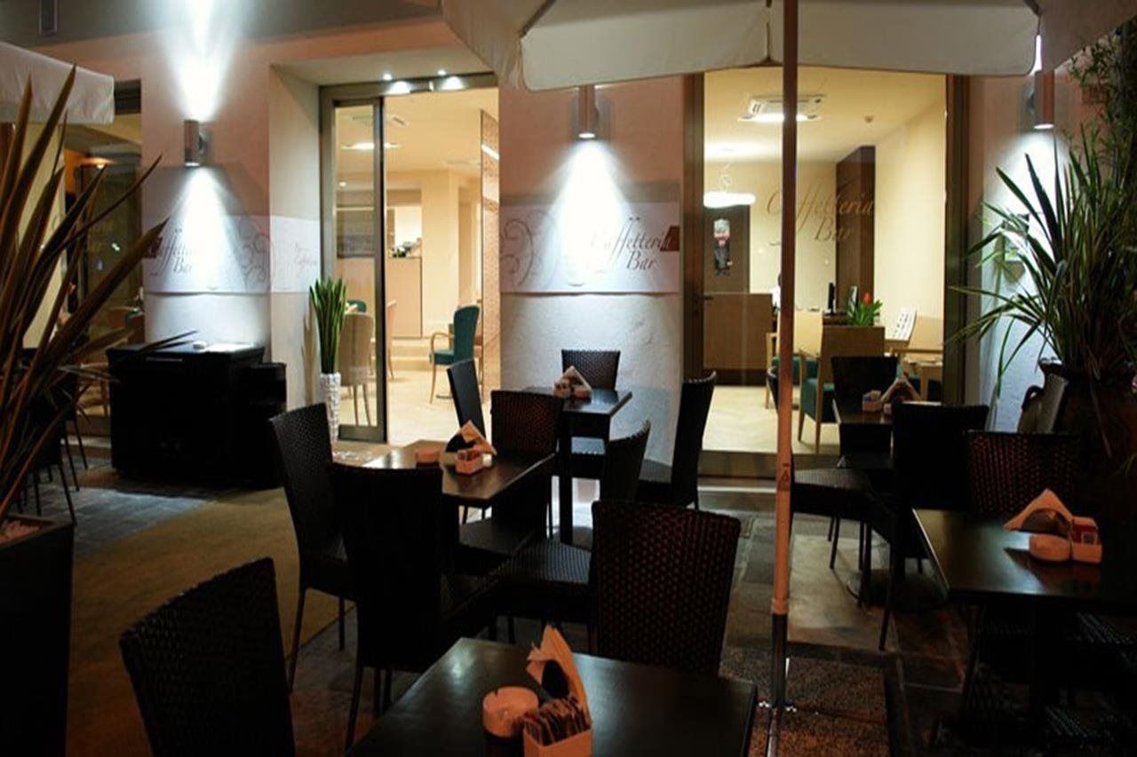 Hotel Tripoli เดเซนซาโนเดลการ์ดา ภายนอก รูปภาพ